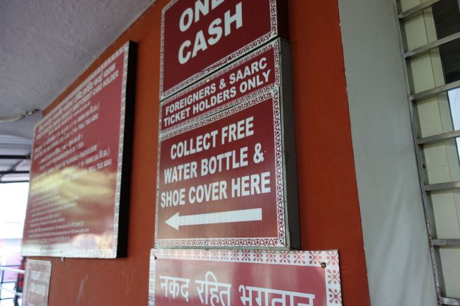 さ、今日はタージマハルへ！64ルピー。<br />ホテルからはolaで呼んだ車で東門の手前まで乗せてもらい。<br />そこからは、トゥクトゥクやサイクルリキシャ―の勧誘を押しのけて歩きました。<br /><br />チケットオフィスでチケット購入。1300×2名。