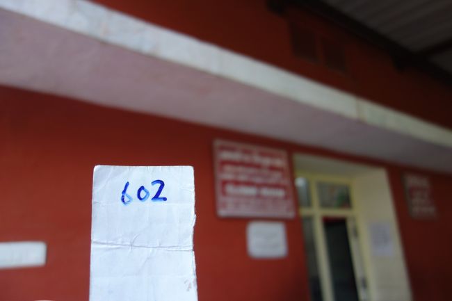 荷物を預けます。無料。<br />この先のボディチェックの際に、バナナを取り上げられている西洋人がいました。