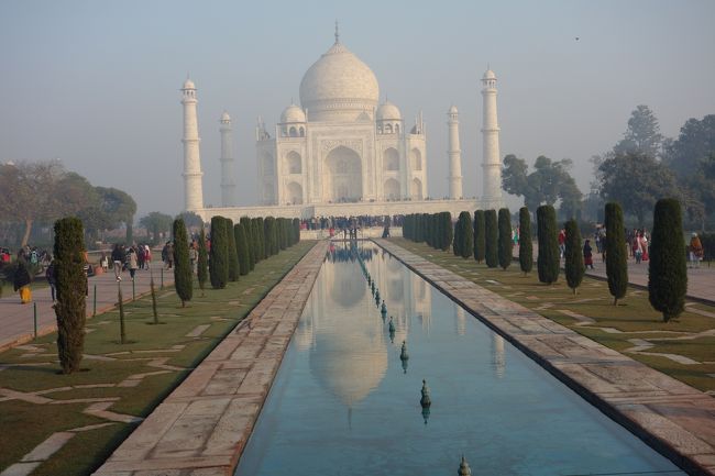 水面に映るタージマハル。
