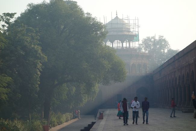 音楽堂は改築中。<br /><br />さて、アグラ城に行きましょう。<br />olaで103ルピー。「この後は、どうするの？」と、遠回しに営業をかけられるものの、「I want to be free！」と押し切る。<br />