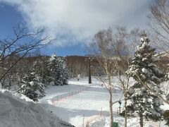 1/1、志賀高原、初日です。天気ピーカンです。今年は、暖冬で雪も少ないですが、なんとか全面滑走可能になりました。焼額山の南館からの景色です。