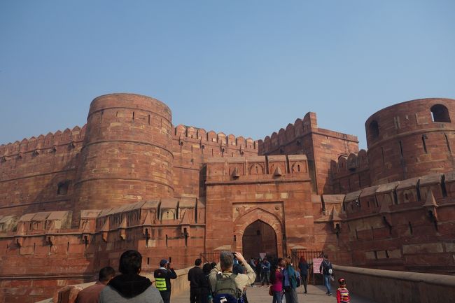 赤い城壁。今までに見たことがない。知らないこと、見たことないものなんて、まだまだいっぱーーーいあるんだろうな。<br />