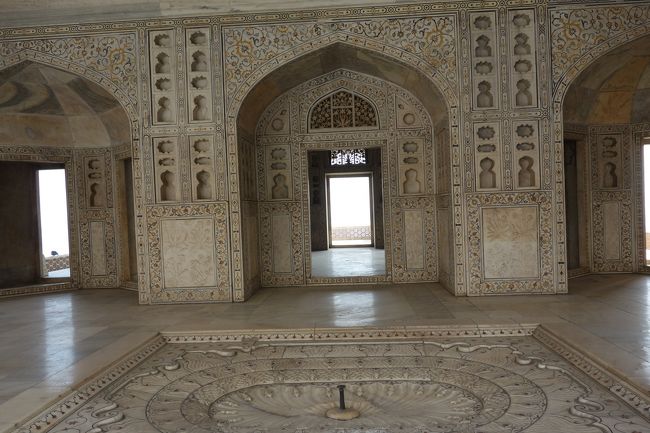 ここだったかな？<br />さすがに幽閉されていても、装飾はされていた美しい部屋で過ごせていたようです。