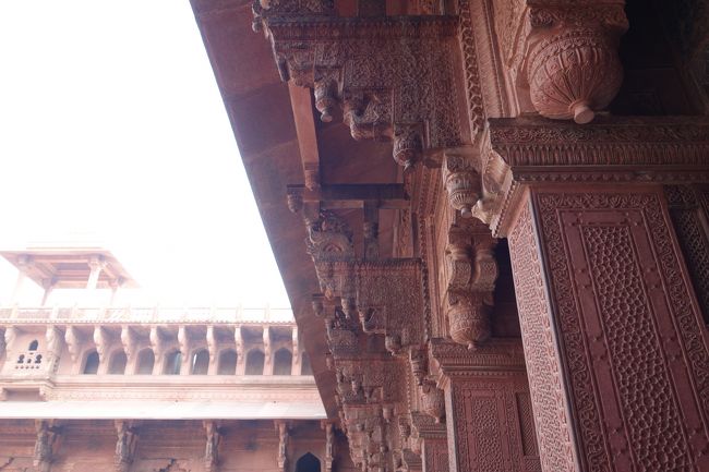 この後に見るデリーのレッドフォートの方が、見ごたえあります。<br />ただ、アグラ城には、アグラ城にしかないシャージャハーンのストーリーがあるからなぁ。<br />