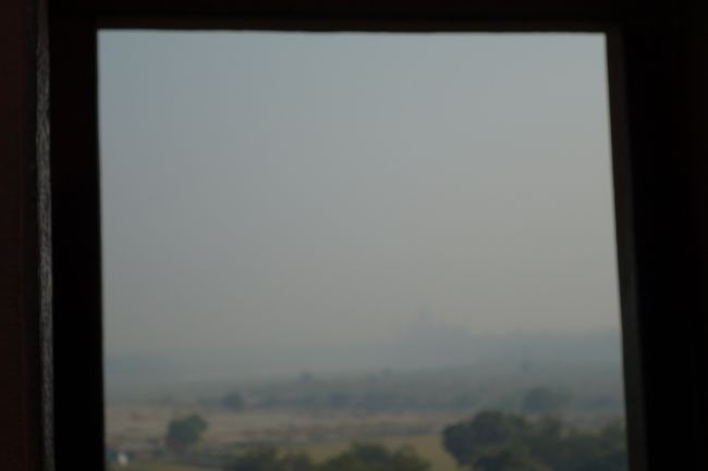 もやってますが、ここから、亡き奥さんのお墓（タージ）を見ていたのですね。