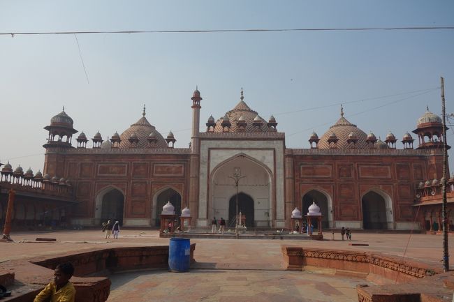 迷いに迷って、グーグルマップやその辺の人に聞いてたどり着いたジャマーマスジット。でも、足を踏み入れた途端、中にいる人の好奇の目。うっすら笑みを浮かべる目。怪しい！ダメ！と自分の中の危険レーダーが反応する。夫も同じようだったので、「出よう。」と。<br />この1枚だけササっと収め、すぐに身を翻し、トゥクトゥクを拾ってホテルまで。交渉して160ルピー。