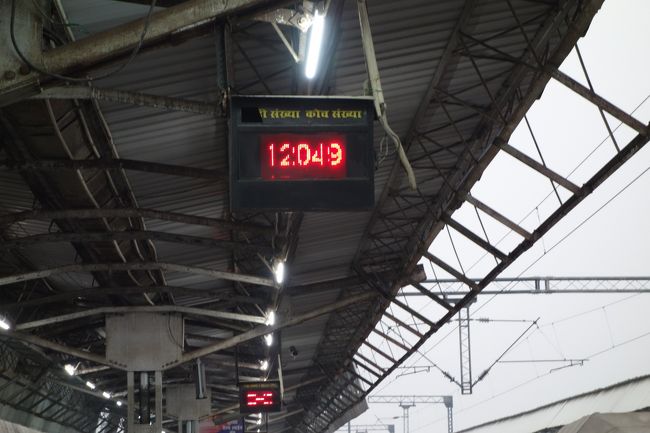 ホテルのカフェで、クラブサンドイッチとサラダのランチを。（写真がどっかいった…）<br /><br />そのあと、ホテルロビーで２～３時間潰し、olaでアグラカント駅まで。130ルピー。<br />駅には、物乞いがとても多く、警戒しまくり。KFCなどがある休憩所の一角だけは、安心っぽいので、そこで突っ立って電車の時間を待ちました。