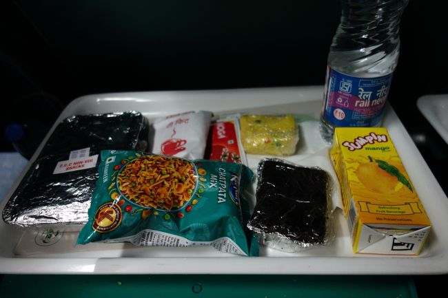 車内サービスの軽食。ノンベジでした。<br />車内では、みなさん、美味しそうに食べていましたが、私たちはスナックとジュース・水だけ頂きました。<br /><br />１時間40分で、デリーのニーザムッディーン駅に到着。<br />こちらの駅も、荷物を勝手に持っていこうとする人（ポーター）、荒々しいタクシーの勧誘などなど、なかなかインド感が強かったです。<br /><br />続いて、デリー編もあります。よければ、ご覧ください。