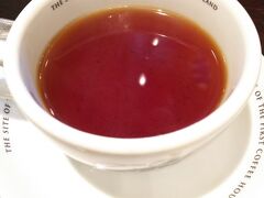 お腹がすいたので、グランドカフェへ入りました。
イギリスで初めてできたコーヒーハウス。
とてもにぎわっていました。

クリームティーにも惹かれますが、
お昼時なので紅茶と…