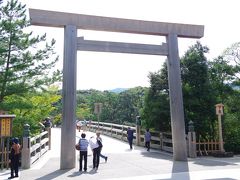 宇治山田駅前へ戻り、レンタカーで一路内宮へ。
天気も良く平日にもかかわらずにぎわっていました。五十鈴川のほとりに鎮座しています。