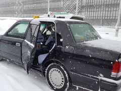 東京は快晴でしたが青森は大雪

到着も１０分程度遅れて青森空港到着です。

弘前駅までバスも出ていますが、時間を短縮する為に事前に「定額タクシー」を予約済みです。

青森空港から弘前方面までは５０００円
普通にタクシーを利用すると多分８０００円位かかるはずですので、定額タクシーの方がお得です。

https://www.hk-grp.jp/aomori-taxi/teigaku_airport/
