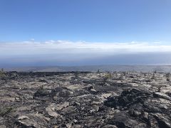 お弁当を食べながら向かうのはハワイ火山国立公園です
5月のキラウェア火山噴火以来 閉鎖されていましたが 9月に一部再開になりました 
まずは向かうのはチェーンオブクレーターズロードです 森を抜けると現れる溶岩だらけの世界に圧倒されます 海までずーっと溶岩に覆われています