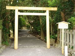 次に、二見興玉神社から車で5分ほど。御塩殿神社へ。
ここは伊勢神宮の神事で使用する塩を作る施設です。塩土翁という神様をまつるそう。