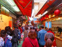 豎崎路と直角に交わって、横に走る賑やかな基山路(キサンガイ)  