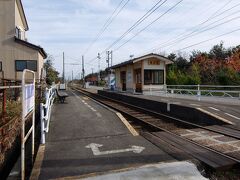 1本の線路を挟んで両側にホームがあるタイプの駅です。
バスと同じで常に進行方向むかって左のドアを開閉するためです。