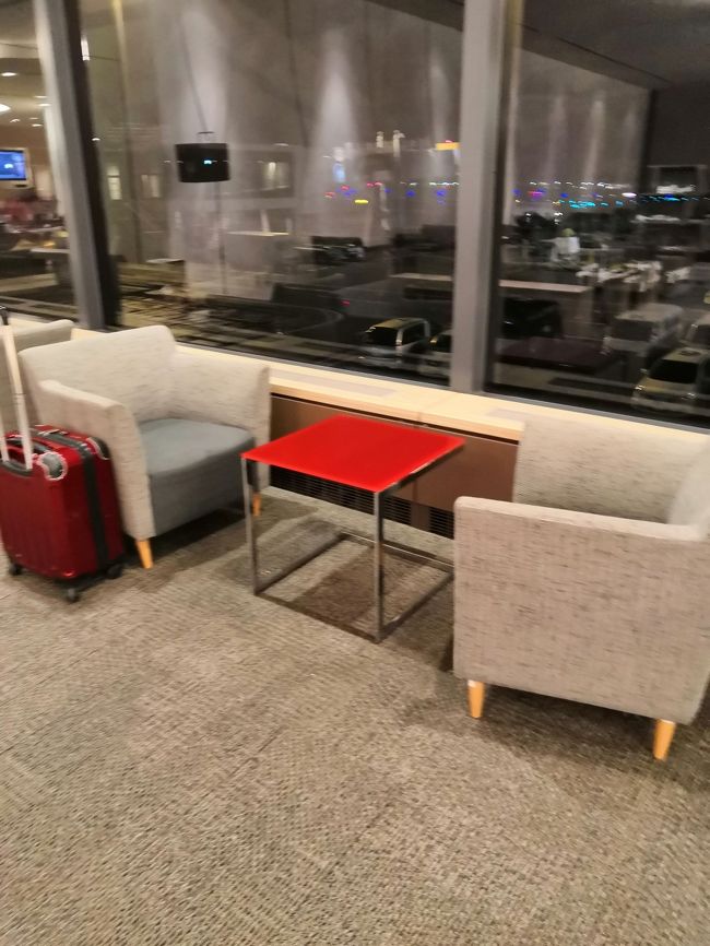 窓も大きくて飛行機が眺められます。<br />・・・ちっ、次回は羽田発着だわ・・・(笑)<br />※第２ターミナルには制限エリア内にプライオリティパスで使えるラウンジはないです。