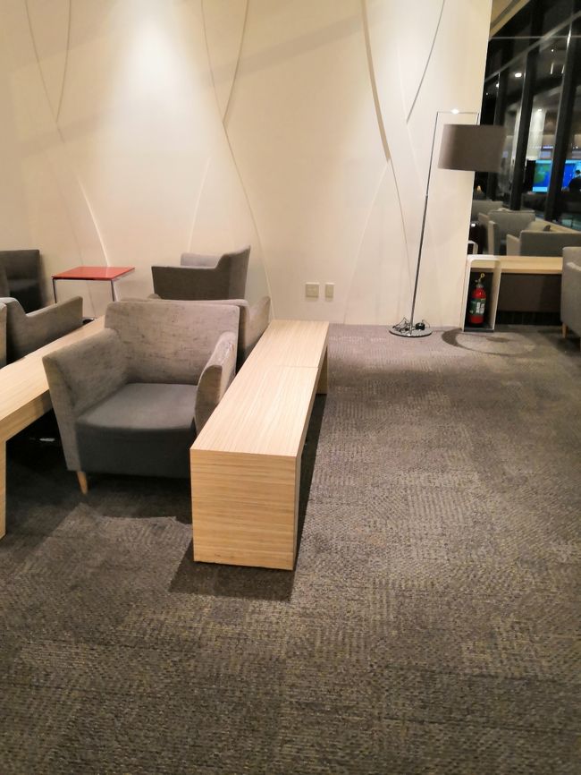 夜の時間帯のせいかラウンジ内は閑散としています。