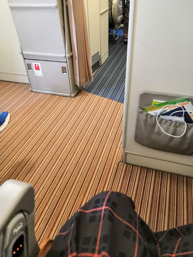 足元ひろびろ。<br />有料で指定できる席ですよね・・・わくわく　<br />