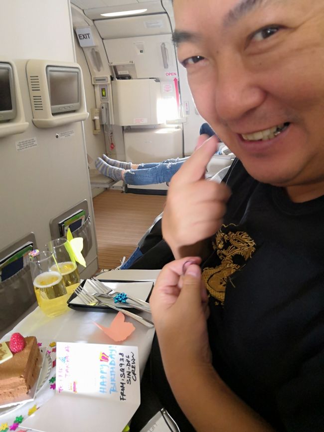 突然、男性CAさんに名前を呼ばれました。<br />ハッピーバースデイ！<br />ケーキとシャンパンのサービスです。<br />(((o(*ﾟ▽ﾟ*)o)))<br />