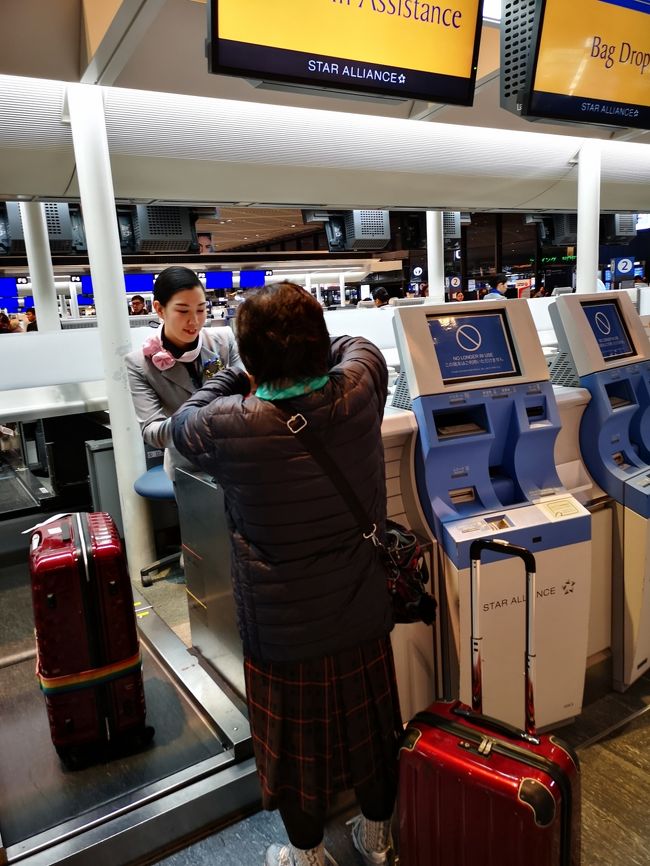 SQ11　ロサンゼルス→成田→シンガポール　の長距離便です。<br />チケット購入後　時間が変更になりました。<br />一昨日の晩、webcheck inを済ませているので<br />バガシドロップ（荷物預け）のみ。いつもこんな感じです。<br /><br />