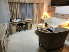 深夜着、早朝発なのに広い部屋にしたのは、このクラスの部屋にすると駐車場が10日間無料になるから。
かなり早期に予約したので、普通の部屋に泊まるより駐車場代を考えるとオトクだった。