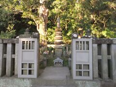 源頼朝の墓、鎌倉幕府の開設者という功労者の割には、意外と寂しいです。