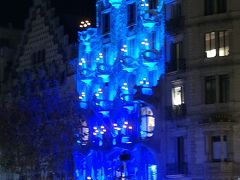 Casa Batlloの夜は、非常にロマンチックな感じでデコレーションされています。
Casa Miraよりもこちらの方がいいかな。