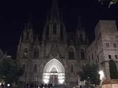 バルセロナの大聖堂です。
もっとライトアップされてるのかと思いましたが、意外とあっさりしていました。
とりあえず、前を通り過ぎるだけ。