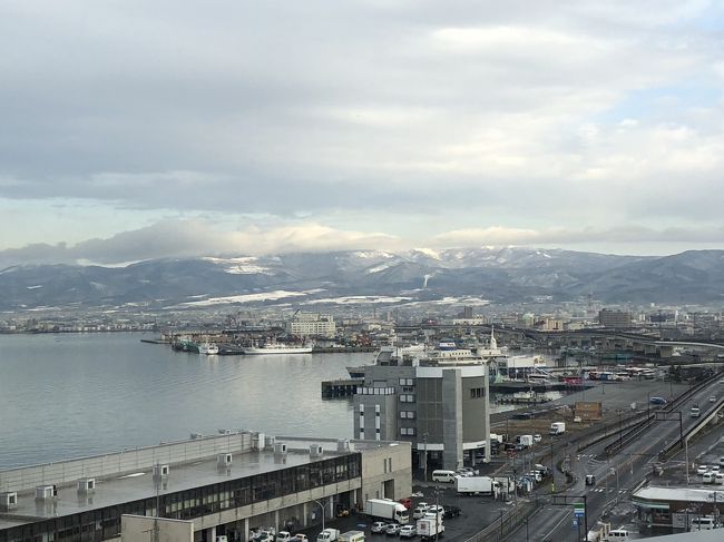 自分のフロア、エレベーター乗り場から函館湾が見えます