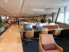 【 The Emirates Lounge at CDG 】

 シャルル・ド・ゴール空港のエミレーツ・ラウンジ。
CDGのターミナルマップはこちらから。
https://www.parisaeroport.fr/en/passengers/access/paris-charles-de-gaulle/terminals-map

CDGの「Terminal2C」のエミレーツのファーストクラス・チェックイン・カウンターで，ゆうすけのビジネスクラスのチェックインもできたので，12:25にはラウンジに到着。
