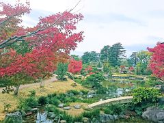 富山城の敷地にある庭園があるが、これが松川公園と呼ばれる。松川公園は背後に松川が流れ、桜が植えられた日本庭園だ。大変良く整備されており、今回訪れたときには紅葉した紅葉が綺麗で印象に残っている。一人で散策しても秋の気配を楽しみながら散策できる場所だ。