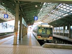 電鉄富山駅のホームはターミナル形式だ。様々な私鉄の車両が走ることで知られている。立山や宇奈月温泉に向かう場合はここから出発する。