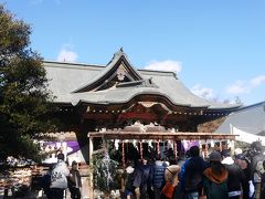 秩父神社へ。
初詣客で社の前は大行列です。