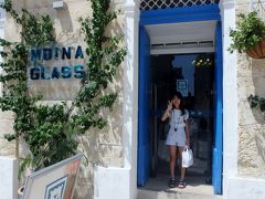 イムディーナはガラス細工でも有名です。
メインゲートを入ってすぐのMdina Glassで、しばしきれいなガラス細工を眺めます。
お土産を買ってあげたら、娘の機嫌がよくなりました。