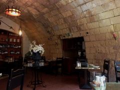 お昼はBacchusというレストランにしました。
昔の邸宅を改築したような、ちょっと高級感のあるお店で、奥にある重厚な石造りの部屋に通されました。