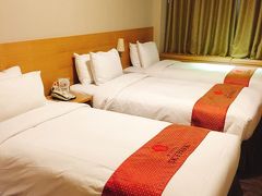 そうこうしているうちに、仁川へ到着、いつものようにWi－Fiを空港でゲット。
今回の宿はスカイパークにしました。
何よりもミョンドンステイで便利なところがいいですね。

部屋は別でとろうとしたら、心細いので一緒でいいわよ！という
熱い要望に応えてまさかのベッド3台。
むっちゃ気づまり( -ｪ-)