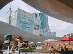 その後はお嬢さんが好きななんとかミヌっていう俳優さんの
写真展があっているとかなんとかで
東大門運動場（今、なんとかいう名前に代わってますよね・・・
なんとか博物館）で降りて、それを見に行きました。
偶然、奥様のお好きな俳優さんの等身大写真とかもあり
一緒に写真を撮っておりました。きゃいきゃい言ってて
可愛い(･艸･)（とりあえず、私は写真係）