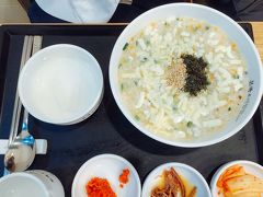 私は参鶏粥（サムゲジュク）、奥様は蟹、お嬢さんはチーズ野菜という
邪道な（笑）粥を頼み、ひたすら食べました。

私の記憶ではおかゆを食べ終わったら、メシル茶（梅ジュース）を
くれていたと思うのですが、ここはくれないのね。
会計も食べる前にするようになっていたし、ミョンドン店は
何かと外国人が多いから通常のおもてなしとは違うようです。
ちょっと嫌な感じ。美味しかったけどね。