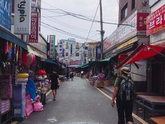 さて、リラックマ大好きな奥様のリクエストをいただいて
東大門にある玩具通りへ来ました。

ここには卸の玩具やファンシーグッズなどがたくさんあります。
文具用品も多いのでそういったものが好きな人はいいかもしれませんね。
日曜はお休みだった気がします。もし行くときは前もって
調べたほうがいいかもしれません。