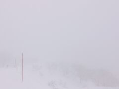 野沢温泉スキー場のてっぺん、毛無山頂上はほとんどホワイトアウト状態。

そろそろ降りないとまもなくスクール解散時間です。