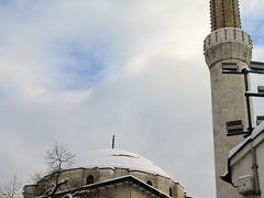 雪の積もったガジ・フスレヴ・ベイ・モスク。