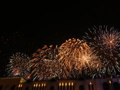 カウントダウン花火(0:00)
年明けと共に花火が夜空を彩ります。打ち上げ地点が近く炸裂の振動を感じるほどです。見学場所に近くの大学へ誘導していましたが、モールで見る方が間近に見られました。
