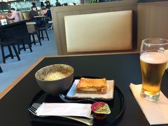 羽田空港のキャセイラウンジ。
メニューを一応見るのですが、今回もワンタン麺とフレンチトーストのオーダー。

