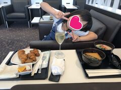 朝食を食べにANAスイートラウンジへ。
（父がもらったラウンジ券を有効活用。）

子連れでスイートは失礼かな、迷惑かな、と思っていたのですが、ものすごく空いてる～。（数人しかお客さんがいない状態）
席も選び放題、使い放題で良かった！
スタッフさんに聞いたところ、12月28日から混み合うそう。

スタッフさんは皆さん親切。食べ物は子供が届かない高さのカウンターに置いてあったのですが、うちの子供に「これはどう？これ食べる？」なんて優しく聞きながらたくさん食べ物を取ってくれて、席まで運んでくれました。

いろいろなブログで絶賛のスパークリングワインも美味しい。
個人的にはクロワッサンと日本酒が気に入りました。

出発までのんびり。
シャワールームも使ってみればよかったかな。朝だけど。