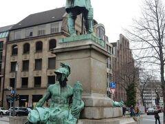 マルティン・ルター広場に立っているカイザー・ヴィルヘルムの像。