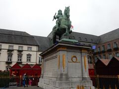 ヨハン ヴィルヘルム2世の騎馬像。

