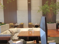 ◆大阪マリオット◆
大阪マリオットに帰りました。
38階のクラブラウンジです。6月もラウンジは空いていたけど、更に空いてる・・。
日本人客は少ないです。てんしばで遊べないからアジア人が減っている？白い人が多い感じです。

マリオット統合後にラウンジの時間が短縮されたようですのでご紹介。
レセプション7時～22時

フードプレゼンテーション
朝食06：30～10：30　（和洋ブッフェは07：00～）
アフタヌーンティ　14：30～17：00
カクテルタイム　　17：30～19：30
バータイム　　　　19：30～21：30
※ティータイムとしては終日利用可　6：30～23：30

（冷蔵庫の中にはいつもビールがあり、取り出せますよ。アルコール好きに優しいラウンジですう）