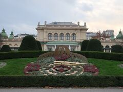 Stadtpark（市立公園）

ここへ来た目的は、何といっても黄金のヨハン・シュトラウス像を見る事です。今までウィーンに来た際は、なかなかここまで来る時間が無く…。