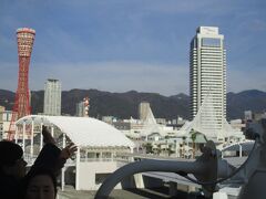 出港する船上から見る神戸の景色
ホテルオークラ神戸と神戸ポートタワー