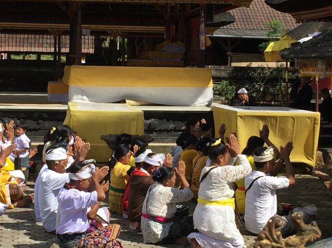 神々や先祖の霊に感謝の心を込めて祈りを捧げます。